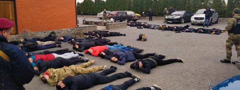 Под Киевом более 60 мужчин жили в отеле с оружием