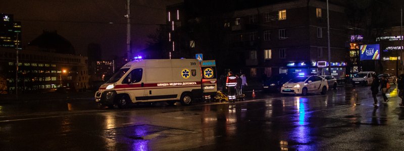 В Киеве возле вокзала на пешеходном переходе Renault сбил мужчину