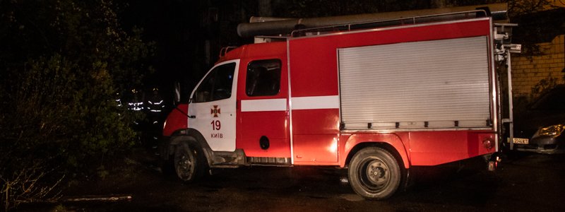 В Киеве на Бойченко во дворе дома сгорел микроавтобус Ford