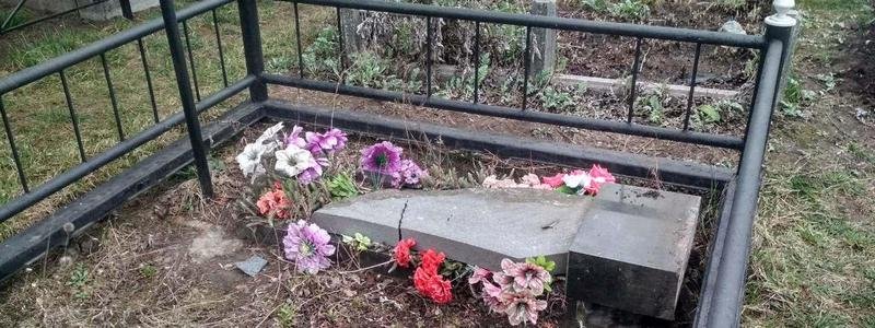 Под Киевом пьяные дети обокрали завод и устроили погром на кладбище