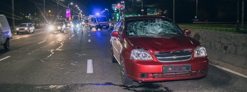 В Киеве мужчина погиб под колесами Chevrolet, пытаясь перебежать проспект