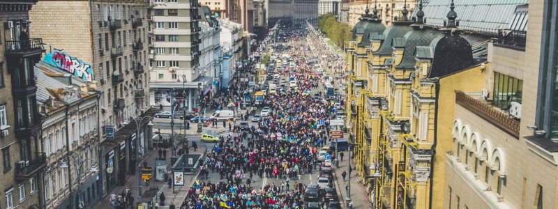 Как поклонники Порошенко колонной с Майдана на Олимпийский шли: фото и видео с высоты