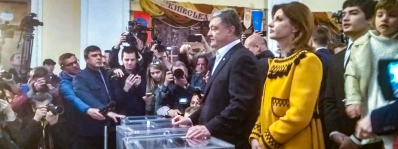 Порошенко голосует в Киеве в Доме офицеров: что происходит на участке