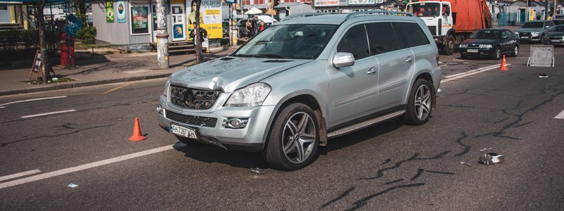 В Киеве на бульваре Перова Mercedes GL насмерть сбил пешехода