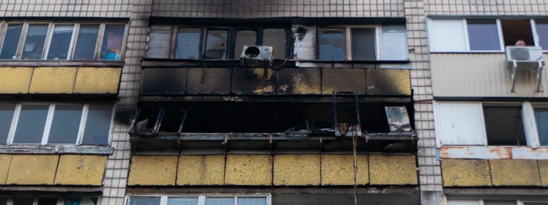 В Киеве вспыхнула квартира в многоэтажке: пожарные спасли из огня мужчину