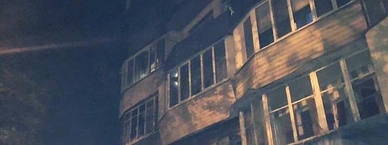 В Киеве из-за курения вспыхнула квартира в многоэтажке: пострадала женщина