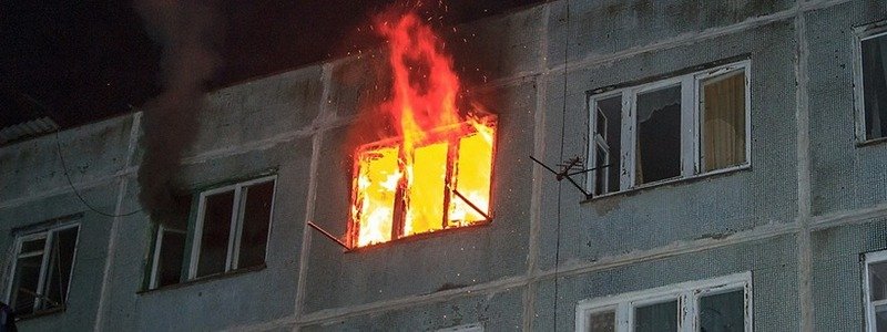 В Киеве на Милославской горела пятикомнатная квартира: пострадала женщина
