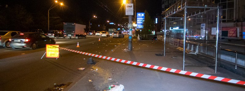 В Киеве Lanos влетел в остановку с людьми: появилось видео момента аварии