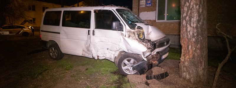 В Киеве Mazda врезалась в Volkswagen и отправила его в дерево: пострадали оба водителя