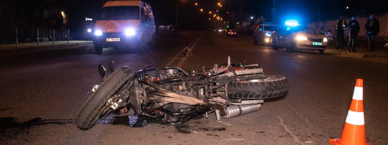 В Киеве на Максимовича дорогу не поделили Saab и мотоцикл: пострадала девушка
