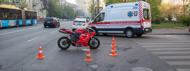 В Киеве на Лукьяновке Skoda зацепила байкера и отправила его на встречку