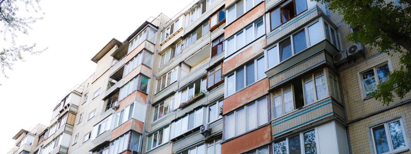 В Киеве на Полярной мужчина выпал из окна 9-этажки и погиб