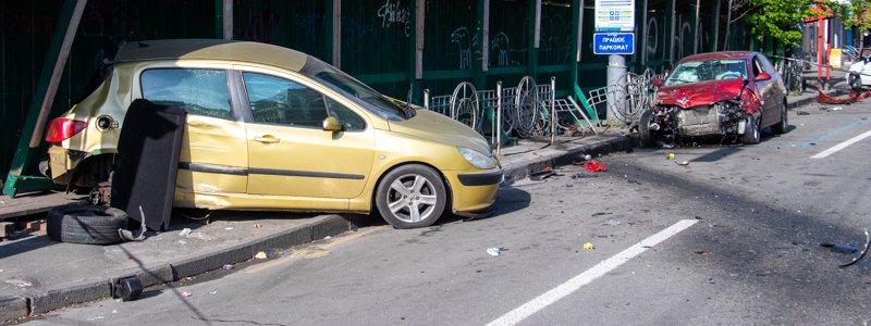 В центре Киева Seat отправил Peugeot на тротуар: пострадали три человека