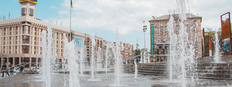 Как жители Киева радуются включенным фонтанам