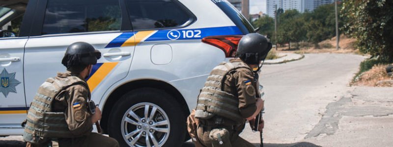 В Киеве несколько мужчин обстреляли частный дом и скрылись на темно-синем Opel Astra: введен план "Перехват"