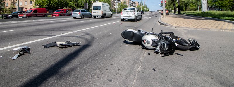 В Киеве на Дружбы Народов мотоциклист влетел в Uber и перелетел через машину