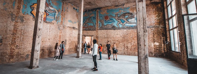В Киеве заброшенный Речной вокзал превратили в арт-галерею и фуд-корт: чем удивит новое пространство