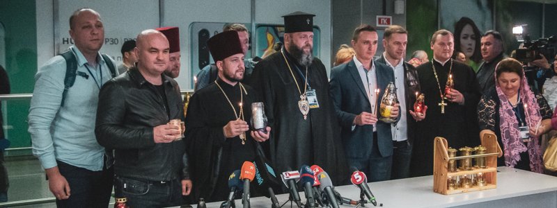 В Киев из Иерусалима доставили благодатный огонь: где получить частичку "Света Истинного"