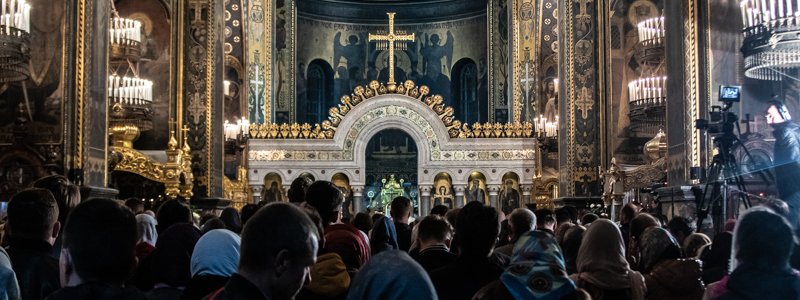 Как жители Киева святили пасхальные куличи во Владимирском соборе