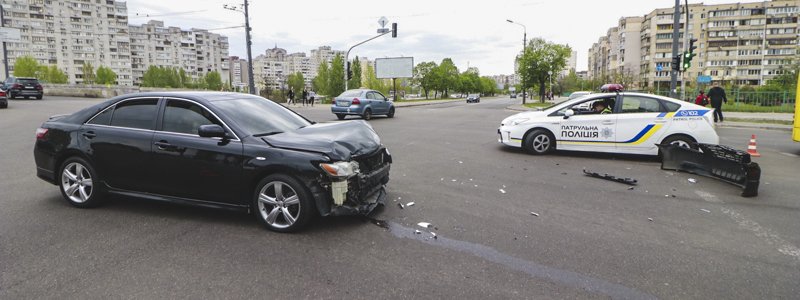 В Киеве на Троещине Toyota пролетела на «красный» и снесла Volkswagen