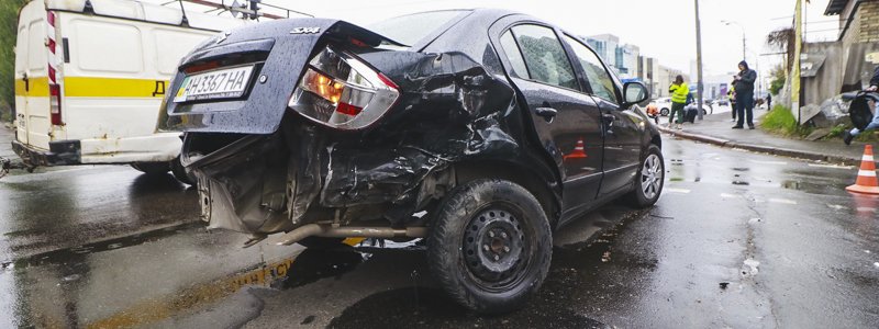 В Киеве на Харьковском шоссе Suzuki столкнулся с Fiat: двух детей госпитализировали