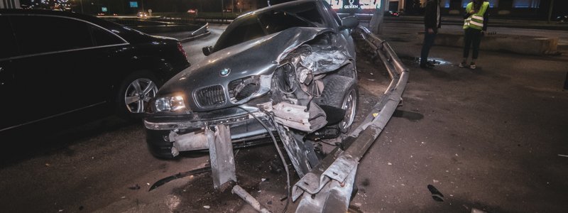 В Киеве перед мостом Метро студент на BMW влетел в отбойник и снес его
