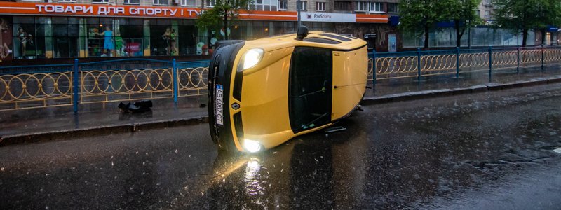 В Киеве на бульваре Леси Украинки перевернулся Renault
