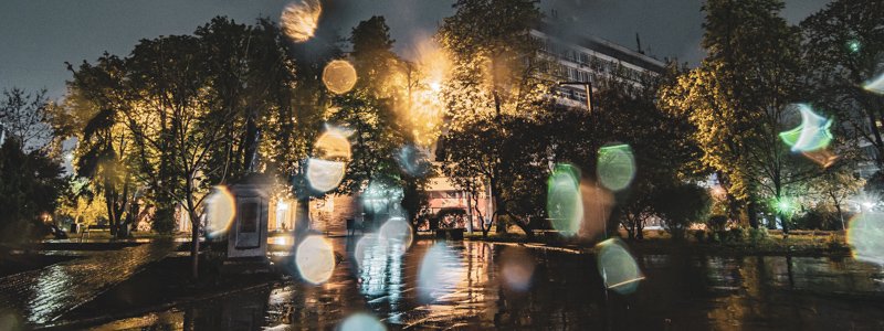 Особый взгляд: как выглядит дождливая Львовская площадь под покровом ночи