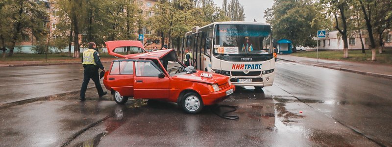 В Киеве возле рынка "Колибрис" маршрутка смяла "Славуту": среди пострадавших есть дети