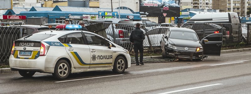 В Киеве Daewoo подрезал Volkswagen: Passat снес забор парковки и развернулся