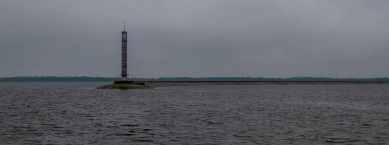 Особый взгляд: как выглядит Киевское море во время дождливого рассвета