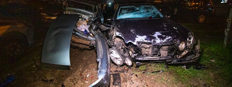 В Киеве на Позняках пьяный водитель Mercedes протаранил забор стоянки и растрощил семь машин