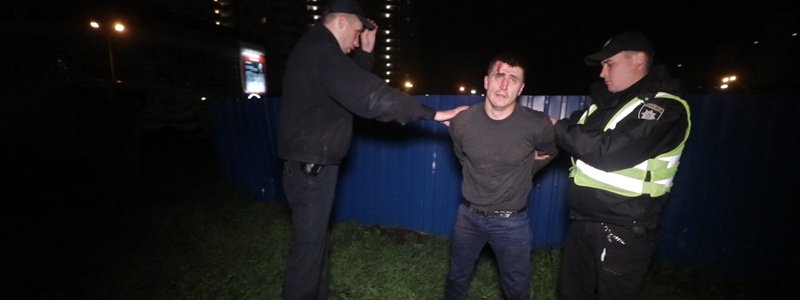 В Киеве пьяный водитель Mercedes хватал патрульных и угодил в наручники