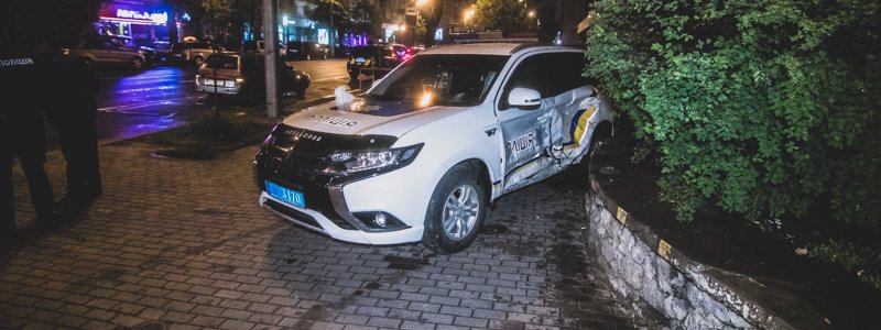 В Киеве возле Дворца "Украина" Toyota протаранила полицейский Mitsubishi: пострадал правоохранитель