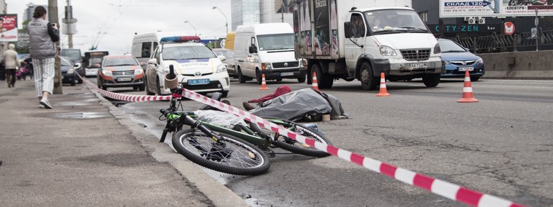 В Киеве на проспекте Бандеры самосвал сбил насмерть велосипедиста
