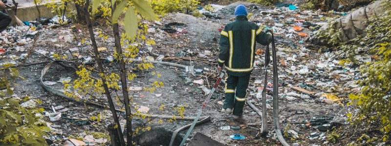 В Киеве под Воздухофлотским путепроводом загорелся коллектор: двое людей погибли