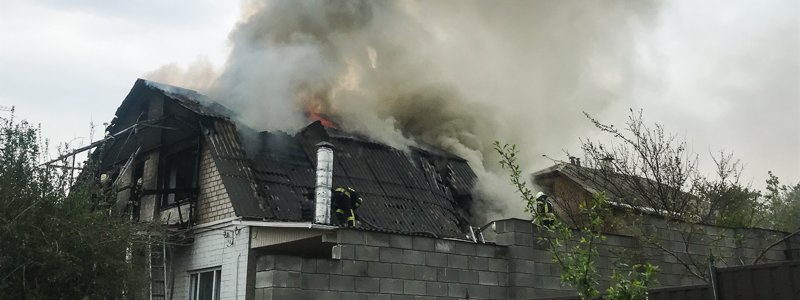 В Киеве на Совках горит частный дом: дым окутал весь район