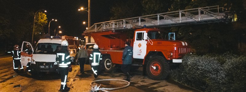 В Киеве на Кирилловской из горящей квартиры эвакуировали пожилую женщину