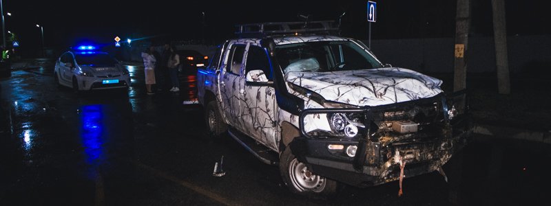Под Киевом Volkswagen Amarok влетел в кирпичный забор: водителя выкинуло из машины