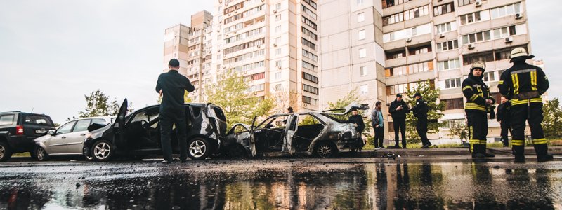 В Киеве на Ларисы Руденко Amulet влетел в припаркованные машины и загорелся