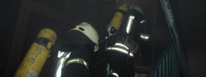 В Киеве из-за пожара в квартире сгорели шесть балконов: мужчину увезла "скорая"