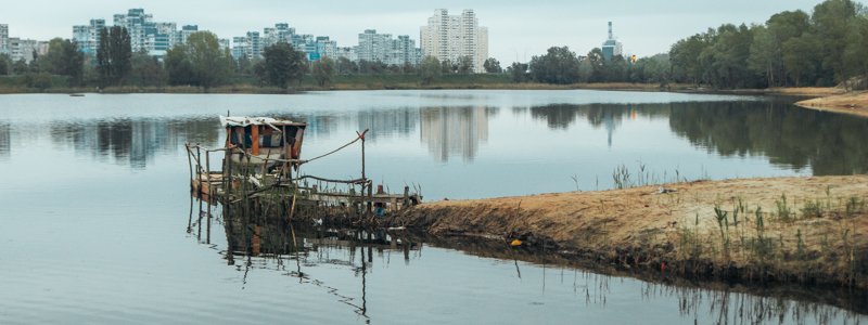 Особый взгляд: как в Киеве на Оболони выглядит Кирилловское озеро во время пасмурного рассвета