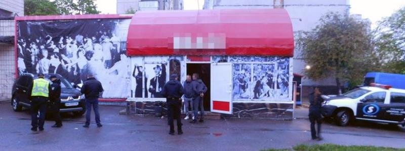 В Киеве возле ночного клуба мужчина пырнул ножом в грудь незнакомца