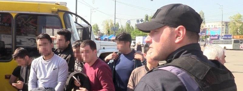В Киеве на рынке "Троещина" полиция накрыла полсотни иностранцев-нелегалов