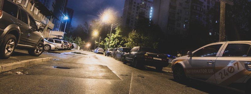 Особый взгляд: как в Киеве выглядит улица Патриарха Мстислава Скрипника под темным покрывалом ночи