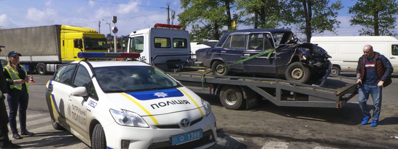 В Киеве на Окружной ВАЗ с военными на полной скорости влетел в грузовик: два человека погибли