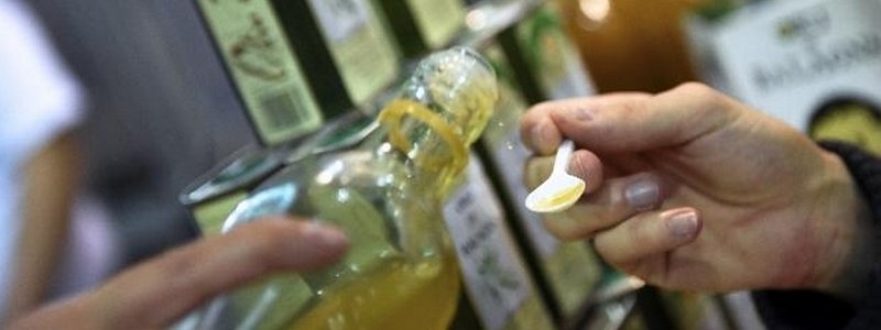 В Киеве три человека продавали поддельное оливковое масло под видом известных марок