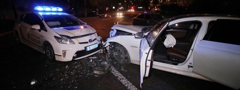 В центре Киева лоб в лоб столкнулись полицейский Prius и BMW: видео момента аварии