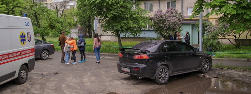 В Киеве на Березняках в квартире нашли тела супружеской пары и истощенную двухлетнюю девочку