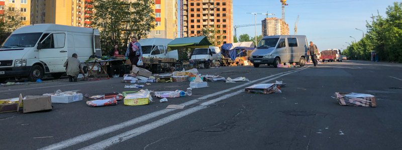 В Киеве на Конева после продуктовой ярмарки остались горы мусора